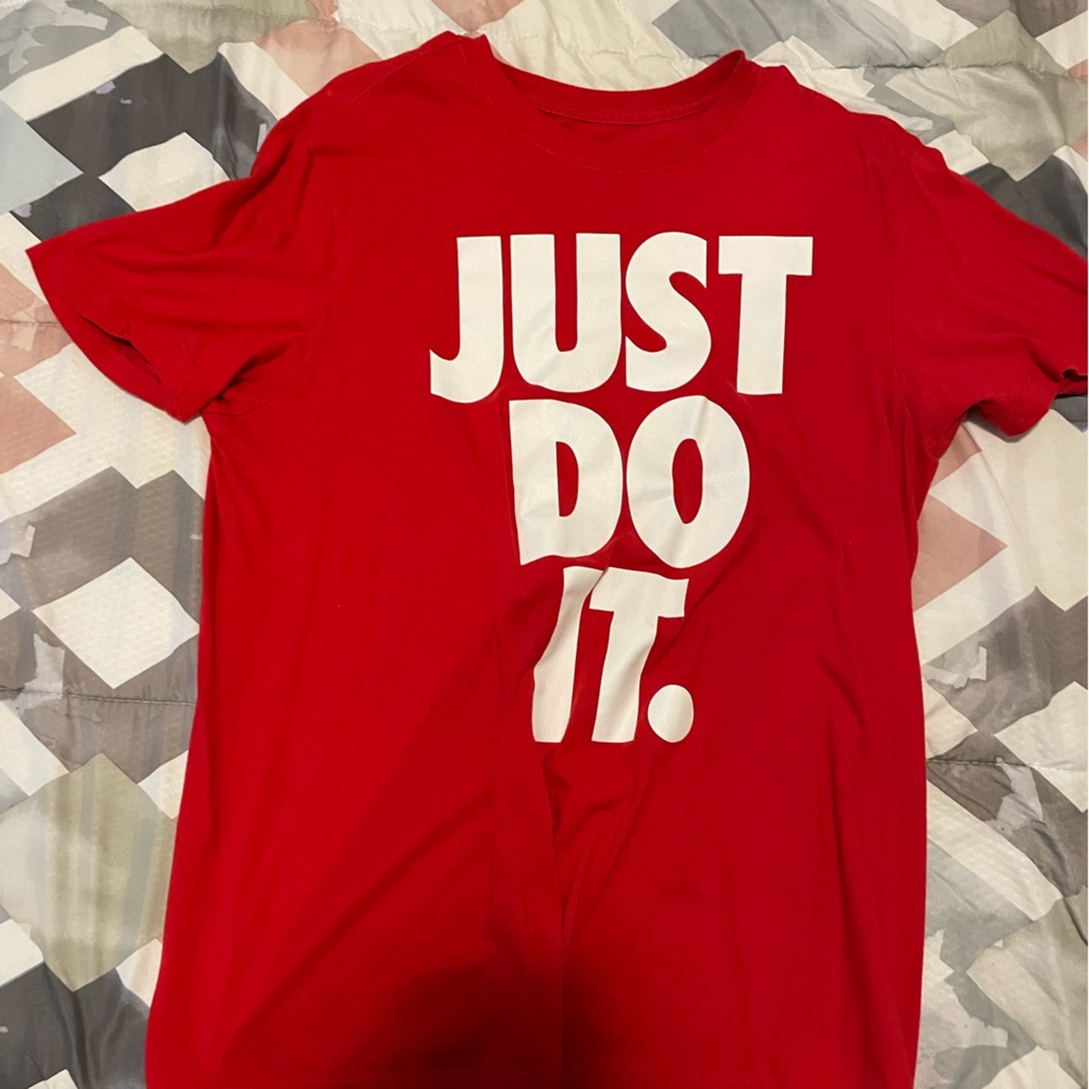 Nike T-shirt Men’s medium.